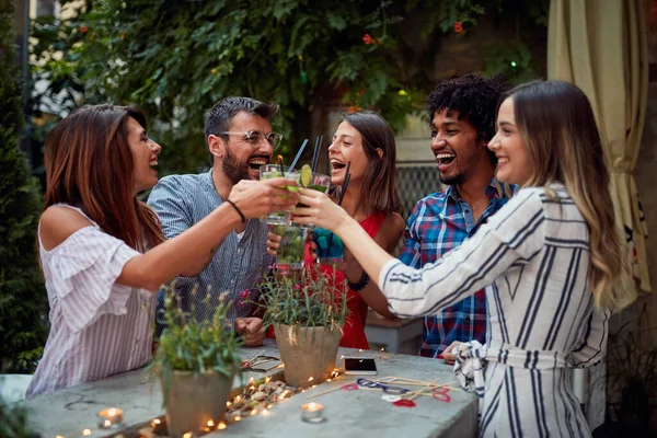 Grupo Amigos Alegres Fazendo Brinde Jardim Café — Fotografia de Stock