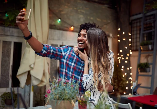 Unga Par Romantisk Kyss Tar Selfie Fest — Stockfoto