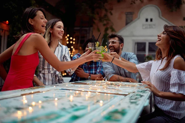 Gruppe Von Jungen Frinds Machen Ein Toast Bei Nacht Party — Stockfoto