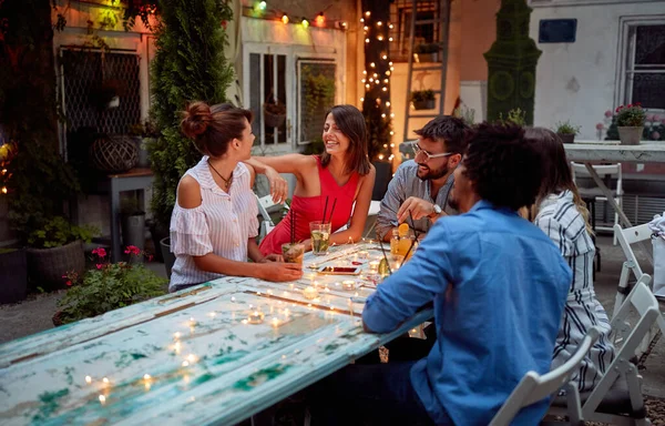 Young Friends Enjoy Friendly Conversation Dusk Cafe Garden — Stock Photo, Image