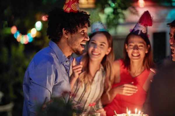 Grupp Vänner Med Roliga Hattar Njuta Födelsedagsfest — Stockfoto