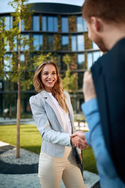 Joven Mujer Negocios Estrechando Mano Mientras Está Pie Aire Libre — Foto de Stock