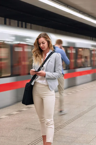 Zakelijke Jonge Vrouw Wachten Metro Metro Reizen Het Werk — Stockfoto