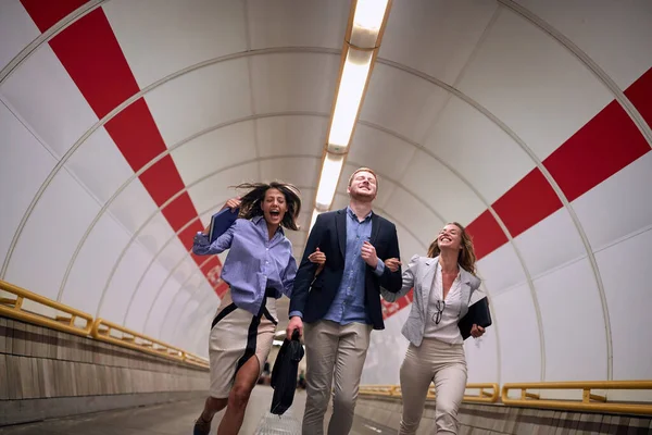 Jovens Empresários Sucesso Que Vão Trabalhar Com Estação Metro — Fotografia de Stock
