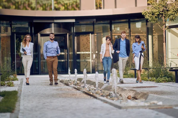 Groupe Gens Affaires Caucasiens Marchant Parlant Devant Bâtiment Affaires — Photo