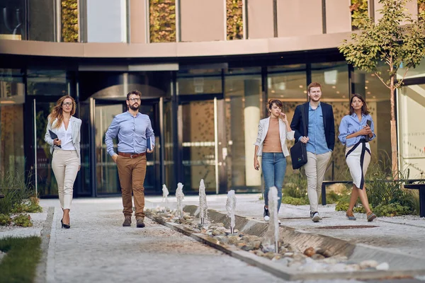 Empresarios Caucásicos Caminando Hablando Frente Edificio Negocios —  Fotos de Stock