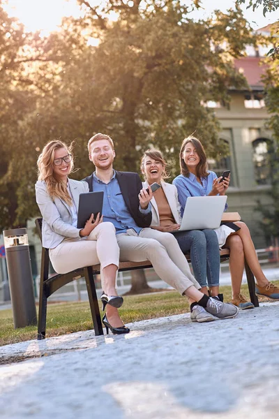 Imagem Vertical Jovens Adultos Caucasianos Rindo Banco Parque Com Seus — Fotografia de Stock