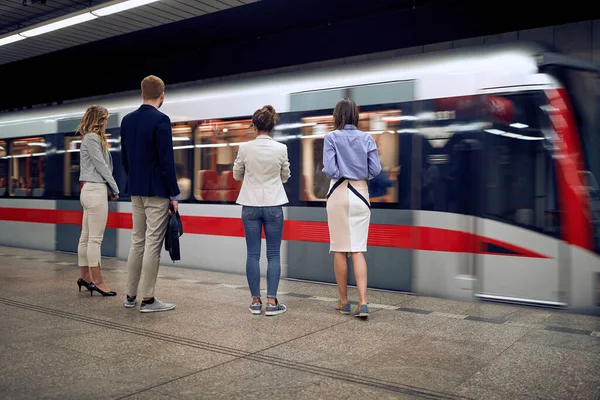 Grupo Passageiros Espera Transporte Metro Para Chegar Trabalho — Fotografia de Stock