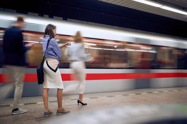 Affärskvinna Väntar Snabbt Tunnelbanetransport — Stockfoto