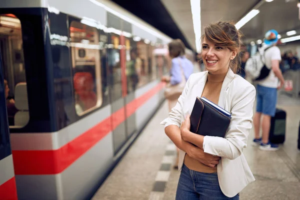 同僚が地下鉄で到着するのを待っている女子学生 — ストック写真