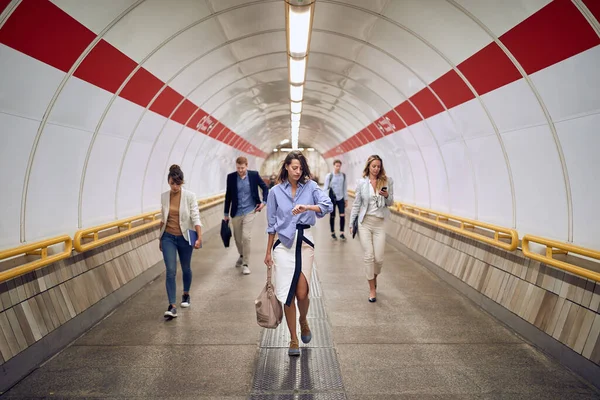 Grupo Pessoas Caucasianas Andando Pelo Túnel Subterrâneo Pedestre Verificando Tempo — Fotografia de Stock