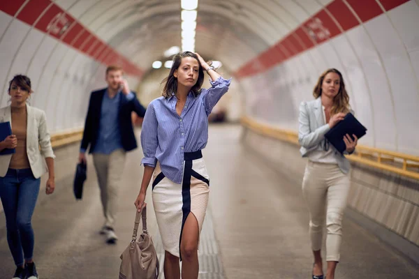 Группа Кавказских Бизнесменов Идущих Пешеходному Подземному Тоннелю — стоковое фото