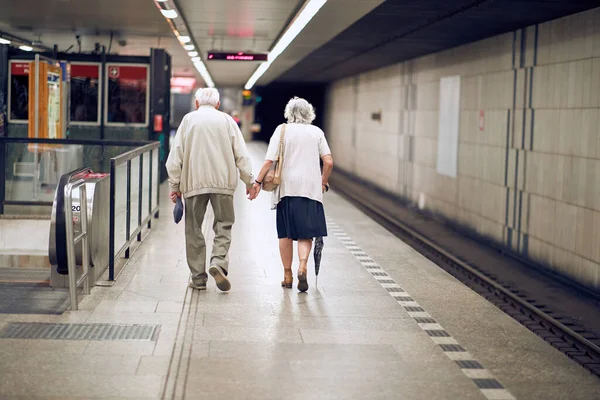 Yaşlı Beyaz Çift Metroda Ele Tutuşuyorlar Yürüyorlar — Stok fotoğraf