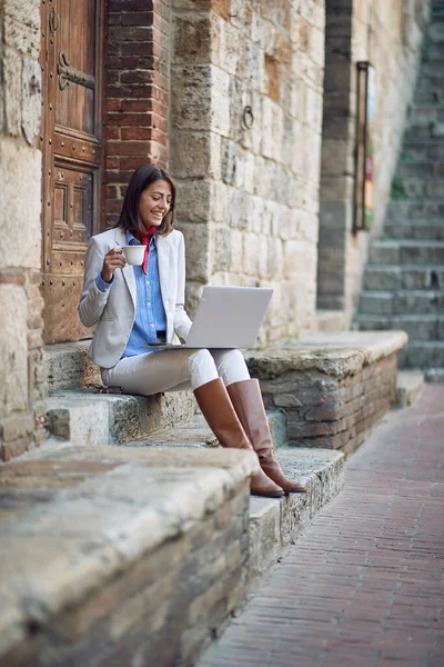 아름다운 코카서스 계단에 커피를 마시며 야외에서 노트북을 있습니다 — 스톡 사진