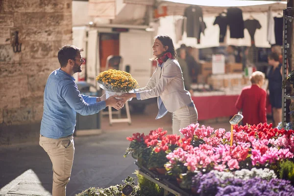 Mężczyzna Kobieta Trzymający Bukiet Kwiatów Bazarze Włoszech Toskania Koncepcja Dawania — Zdjęcie stockowe