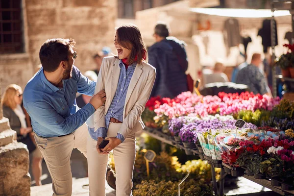 Bella Giovane Donna Sorpresa Amico Maschio Davanti Negozio Fiori Italia — Foto Stock