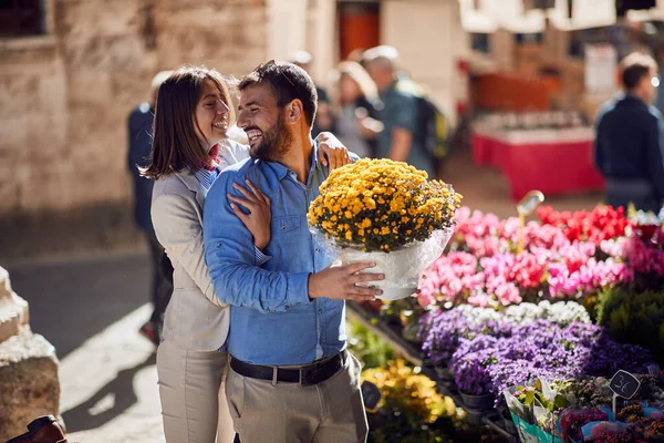 Ευτυχισμένο Νεαρό Ζευγάρι Στην Ιταλία Άνθρωπος Αγοράζει Ένα Κουβά Λουλούδια — Φωτογραφία Αρχείου