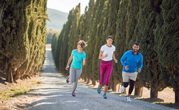 Groep Van Jongeren Joggen Met Glimlach Italië Toscana — Stockfoto