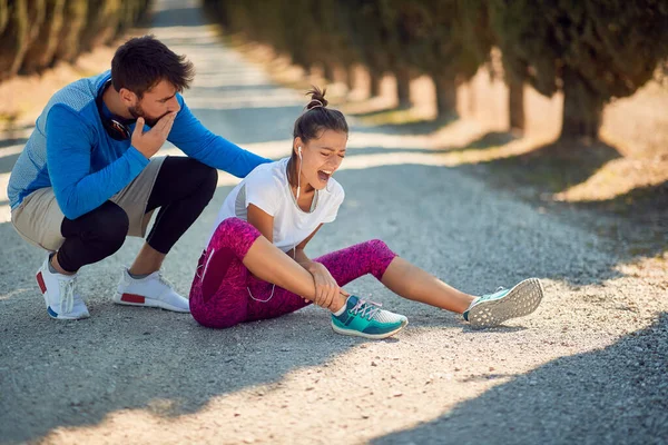 Worried Male Hand His Mouth Encouraging Young Female Sport Injure — Stock Photo, Image