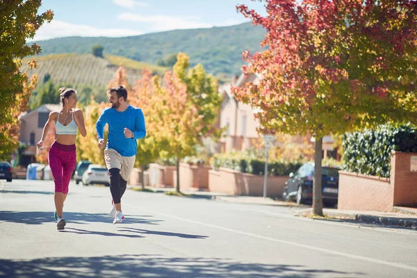 Jong Kaukasisch Paar Joggen Bergop Stedelijke Omgeving Italië Toscana Europa — Stockfoto