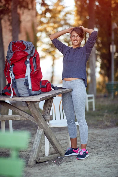 Hermosa Joven Hembra Pausa Gira Senderismo Sonriendo — Foto de Stock