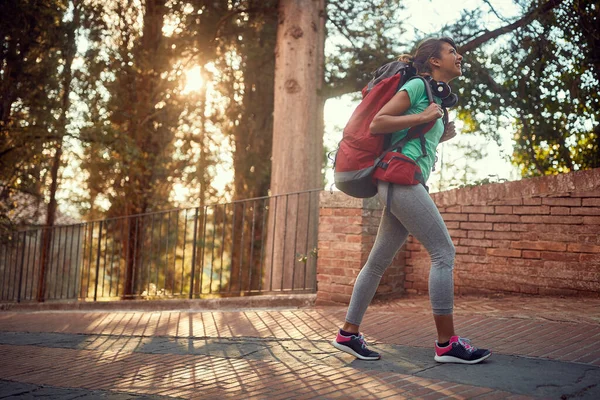 Joven Mujer Disfrutando Activo Turismo Italia Senderismo Con Mochila — Foto de Stock