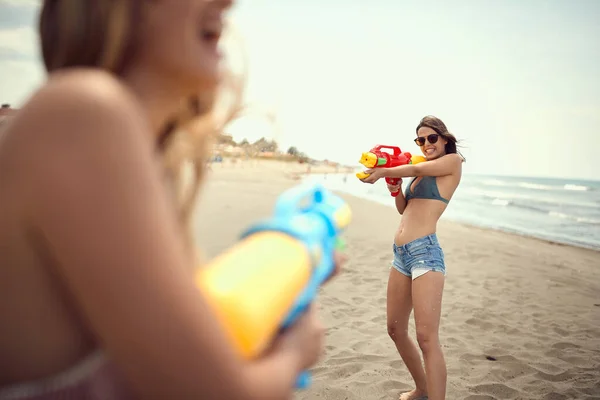 Sonriente Chica Sexy Con Pistolas Agua Divertirse Playa Junto Mar —  Fotos de Stock