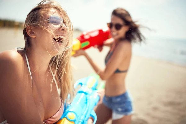 Chicas Felices Jugando Con Agua Gun Travel Vacaciones Concepto Del —  Fotos de Stock