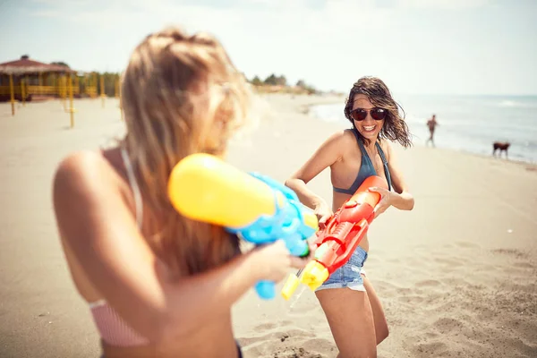 Happy Friends Girls Playing Water Gun Viaje Férias Conceito Mar — Fotografia de Stock