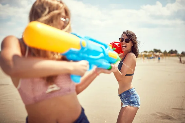 Szexi Boldog Lányok Játszanak Vízipisztollyal Őrült Nyaralás Strandon Nyári Szünetben — Stock Fotó