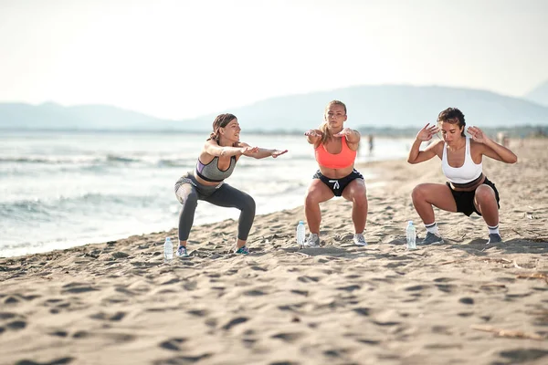 Zespół Młodych Dziewczyn Ćwiczy Plaży Nad Morzem Koncepcja Fitness Sportu — Zdjęcie stockowe