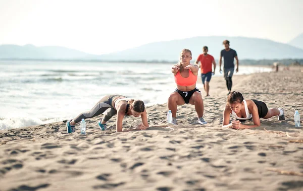 Jovens Meninas Esportivas Praia Praticando Estilo Vida Saudável Férias — Fotografia de Stock