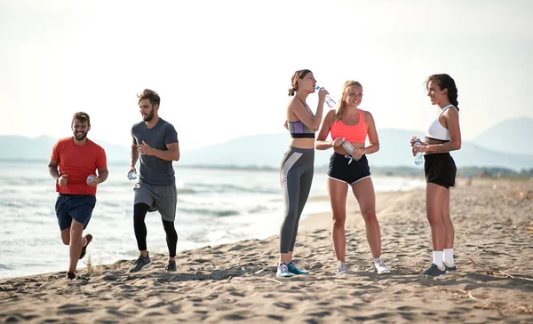 Jóvenes Activos Playa Corriendo Haciendo Ejercicio Vida Sana Vacaciones — Foto de Stock