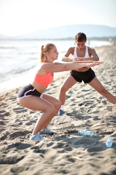 해변에서 운동하는 여성들 안절부절 — 스톡 사진