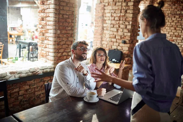 Kellnerin Streitet Mit Jungem Paar Café Mit Laptop Vor Ihnen — Stockfoto