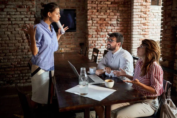 Wütender Cafébesitzer Streitet Mit Freiberufler Der Zwei Kaffees Bestellt Und — Stockfoto