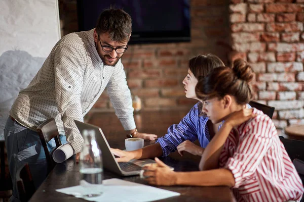 Freelancers Caucasianos Jovens Que Têm Reunião Negócios Casuais Café Tecnologia — Fotografia de Stock