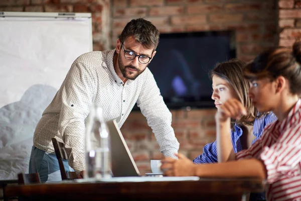 Junge Kaukasische Freiberufler Mit Online Geschäftspräsentation Café Moderne Technologie Gibt — Stockfoto