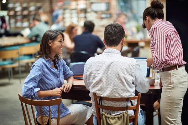 Young Caucasian Freelancers Having Business Meeting Public Place Working Cafe — Stock Photo, Image