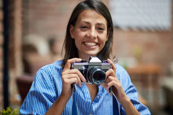 Beautiful Young Caucasian Female Holding Retro Camera Smiling Watching Camera — Stock Photo, Image