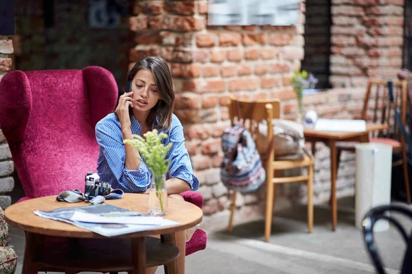 Όμορφη Νεαρή Καυκάσια Γυναίκα Μιλάει Ένα Κινητό Τηλέφωνο Στο Καφέ — Φωτογραφία Αρχείου