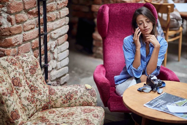 Schöne Junge Kaukasische Frau Spricht Auf Einem Handy Vintage Café — Stockfoto