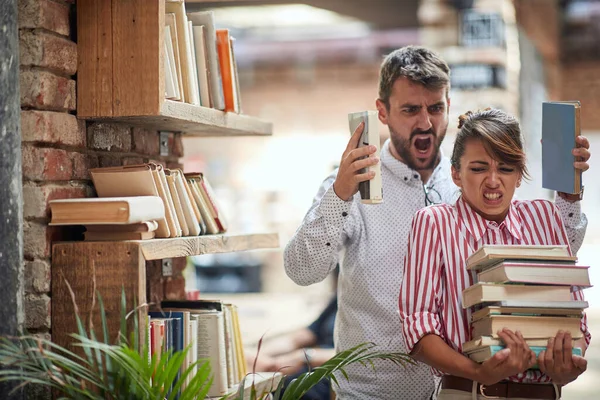 Boze Man Knijpt Haar Hoofd Met Twee Boeken Omdat Zoveel — Stockfoto