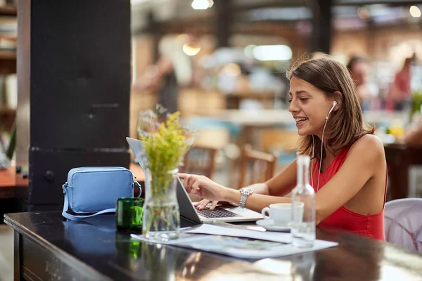 Young Caucasian Female Brunette Looking Her Laptop Smiling Headphones Her — Stock Photo, Image