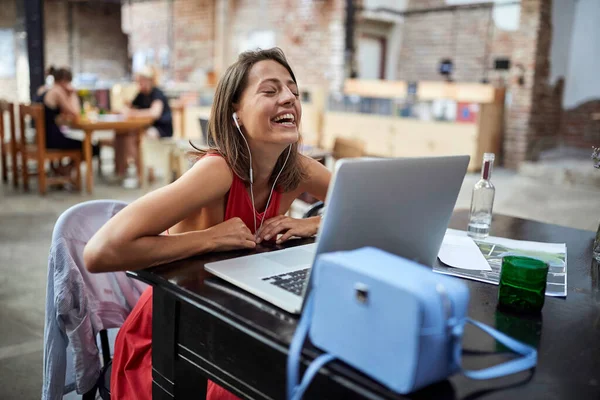 Joven Mujer Caucásica Disfrutando Con Auriculares Lugar Público —  Fotos de Stock