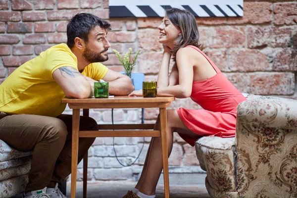 Niedliche Junge Kaukasische Paar Flirtet Über Den Tisch Modernen Vintage — Stockfoto