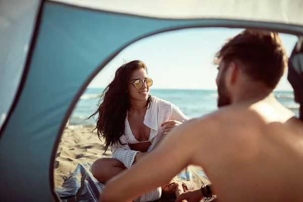 Jeune Couple Caucasien Parler Plage — Photo