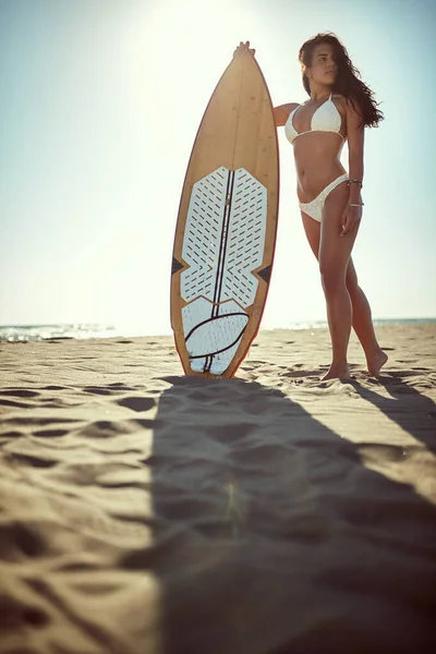 美しい若い白人女性がサーフボードを持ち距離を見てポーズをとって — ストック写真