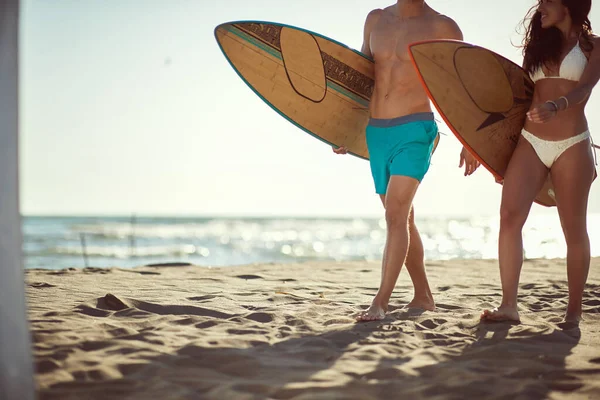 Imagen Recortada Pareja Sexy Forma Joven Caminando Playa Arena Celebración — Foto de Stock