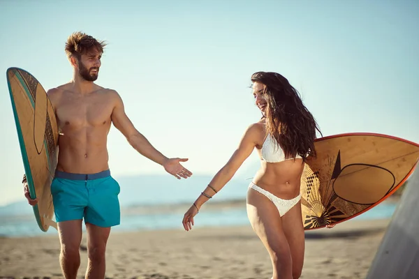 Fit Sexy Joven Caucásico Masculino Femenino Caminando Hablando Playa Sosteniendo — Foto de Stock